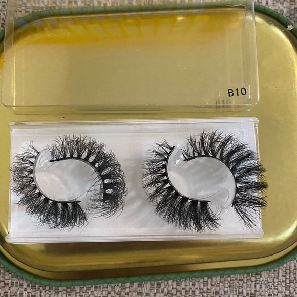 Lashes - Picture 5 of 8